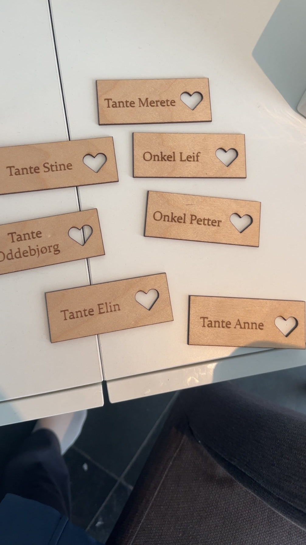 Bordkort i tre – med navn og hjerte