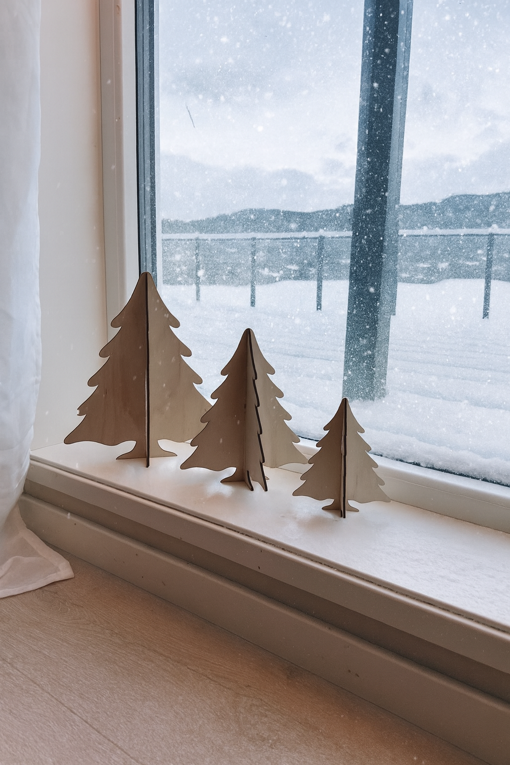 Dekorjuletrær i tre - sett med grantrær