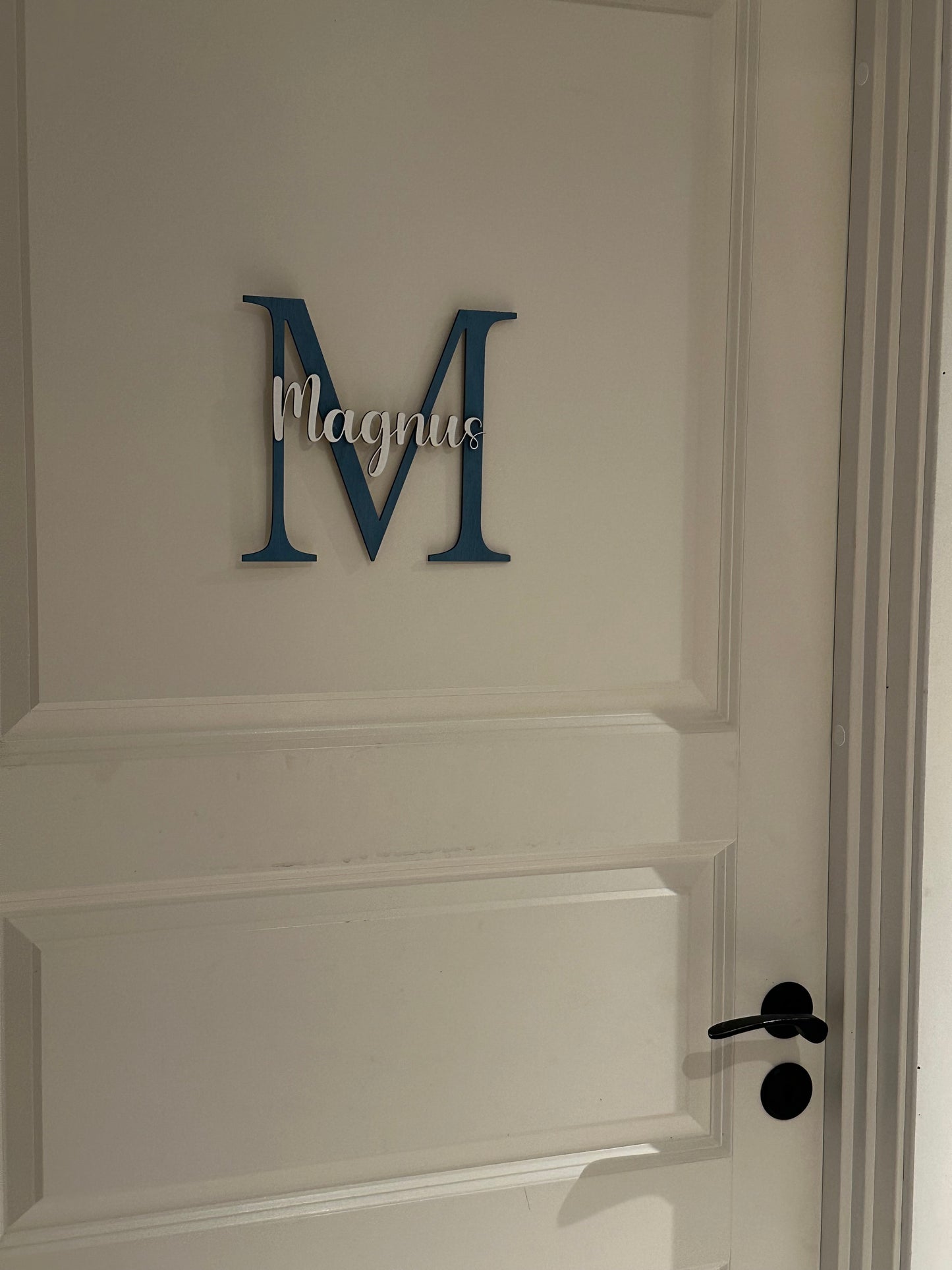 Personlig dørskilt i tre - bokstav og navn