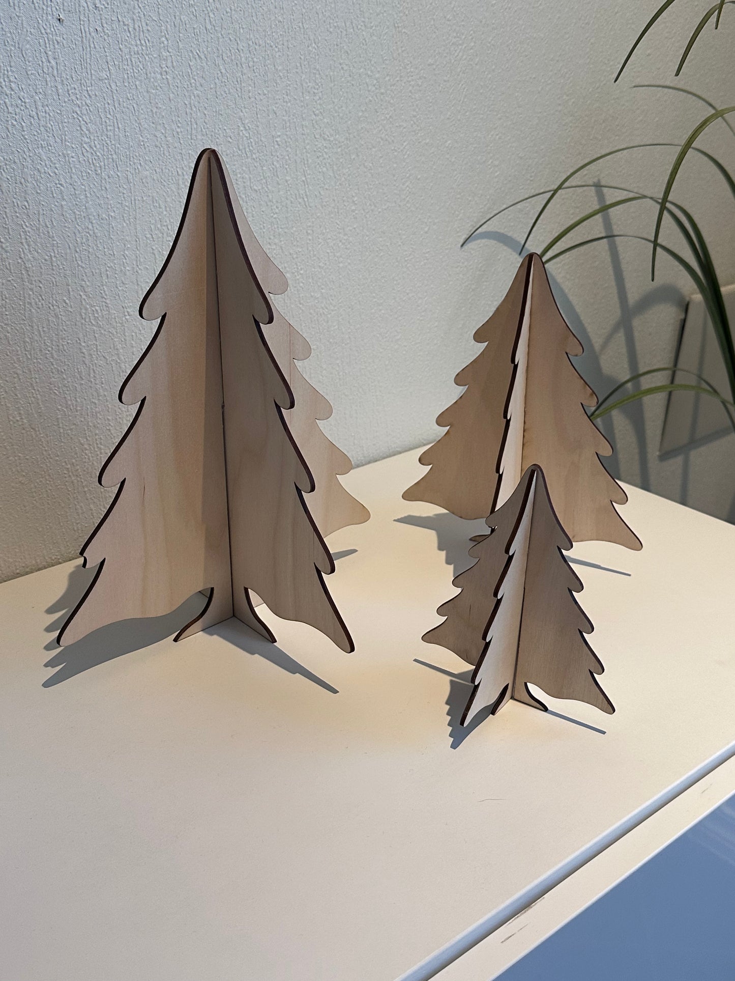 Dekorjuletrær i tre - sett med grantrær