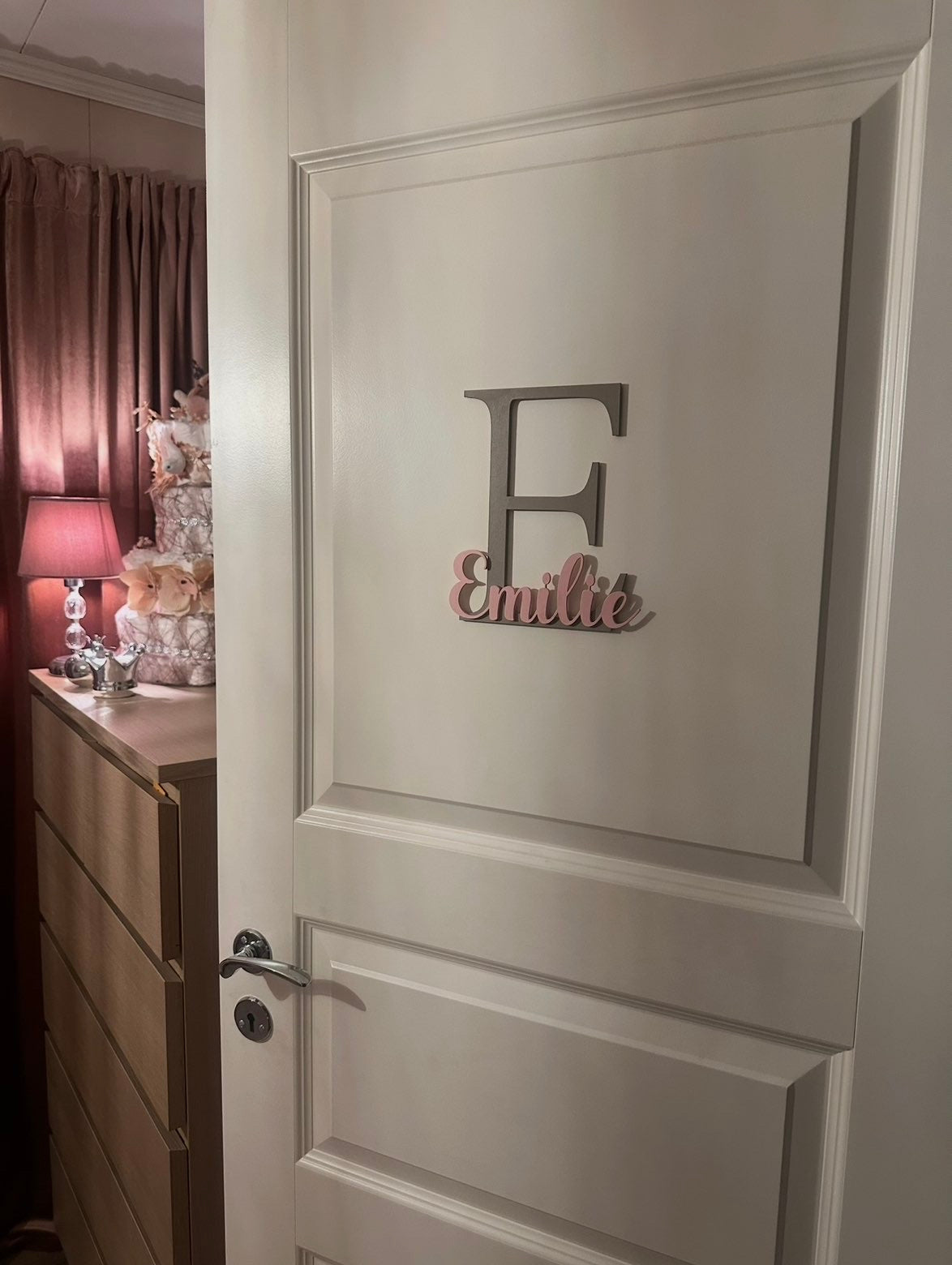 Personlig dørskilt i tre - bokstav og navn